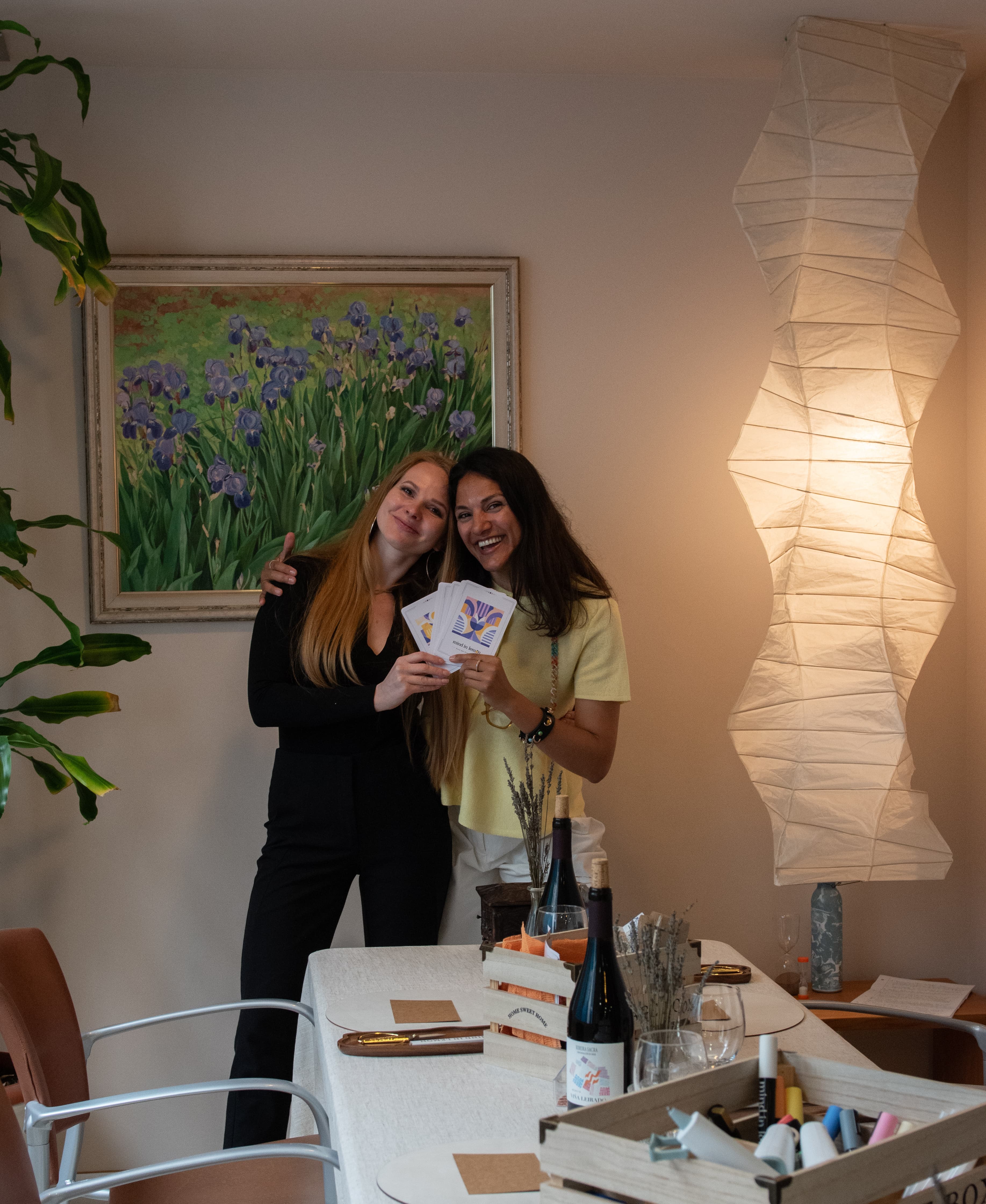 Sonia y Paula con las cartas de Mind in Lemon en una sesión