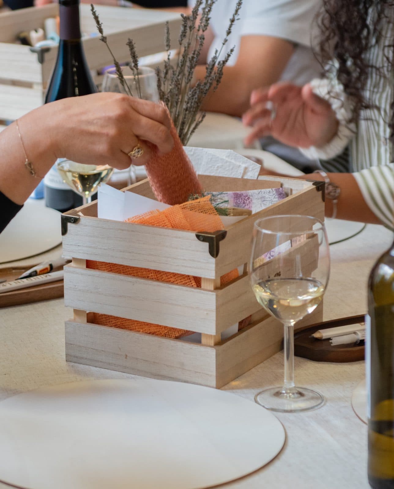 Caja con materiales, lavanda y vino